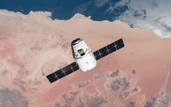 Kosmoso milžinų konfliktas: „Amazon“ stoja prieš „SpaceX“ planą dėl milijono palydovų