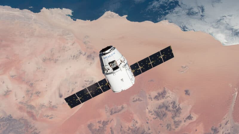 Kosmoso milžinų konfliktas: „Amazon“ stoja prieš „SpaceX“ planą dėl milijono palydovų
