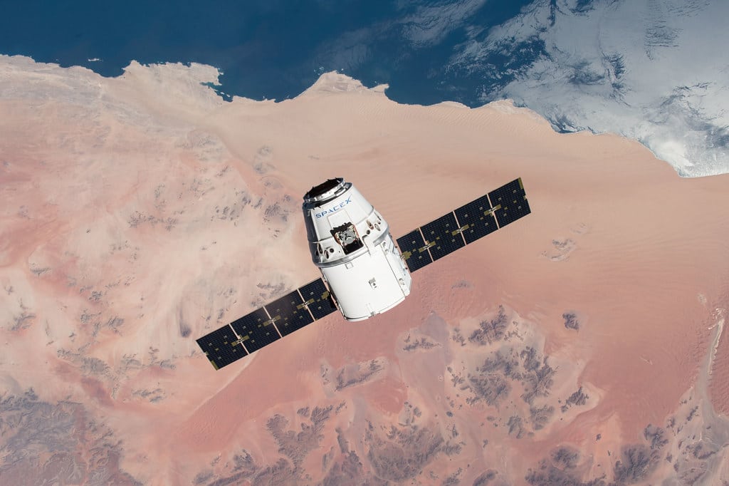 Kosmoso milžinų konfliktas: „Amazon“ stoja prieš „SpaceX“ planą dėl milijono palydovų