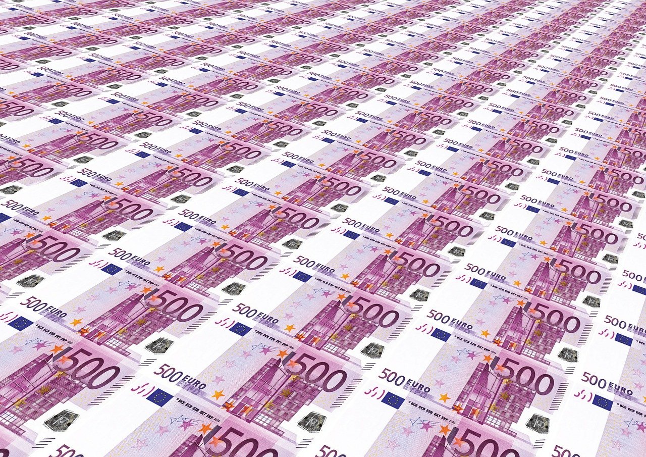Kai atlyginimas viršija 100 tūkst. eurų: kas slypi už šių įspūdingų skaičių?