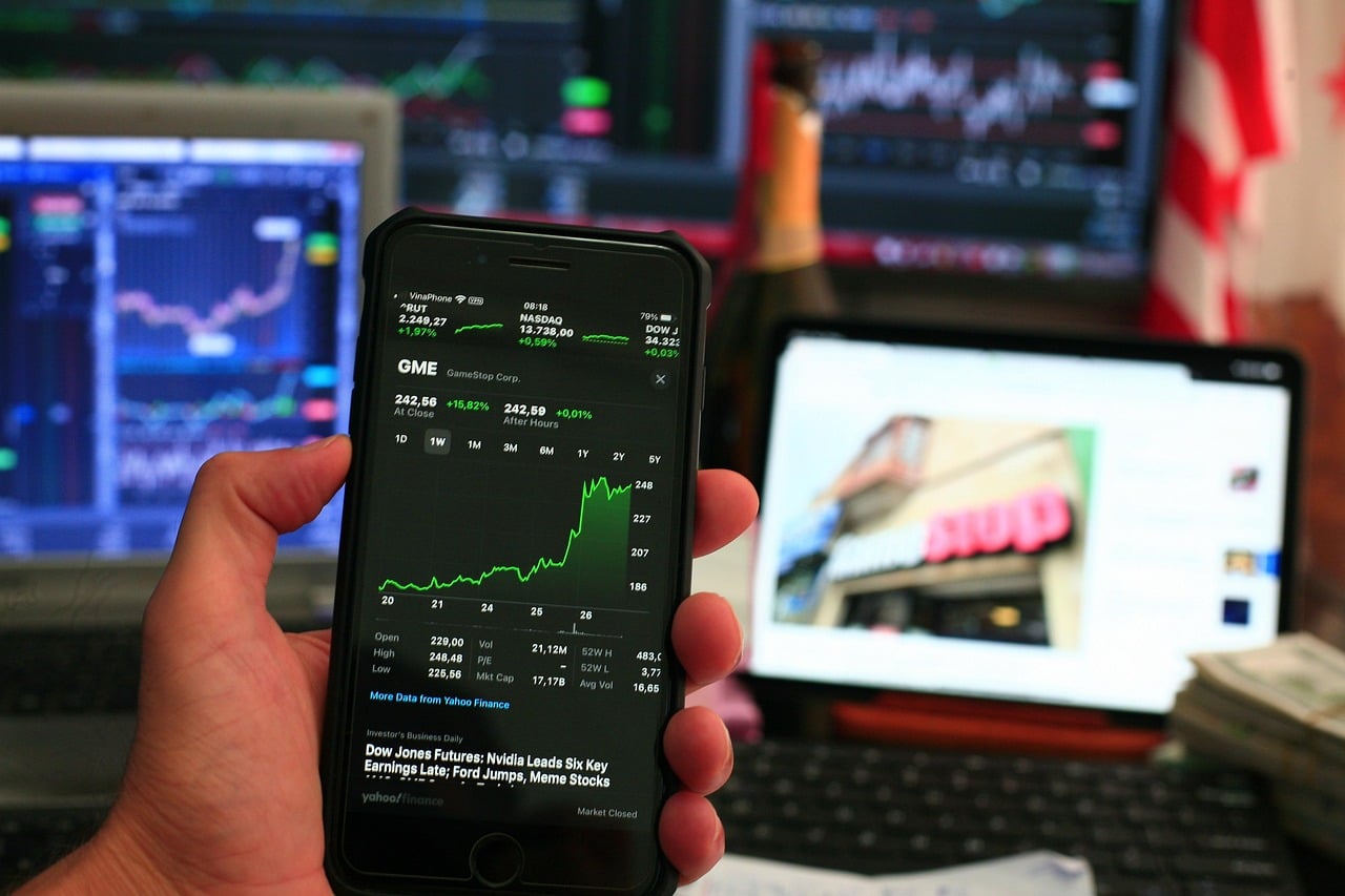 Akcijos smunka, bet verslas auga: analitikai mato progą investuotojams