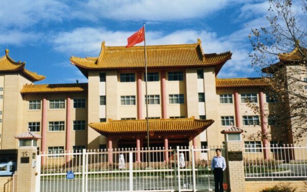 Diplomatinė įtampa gilėja: Japonija apgailestauja dėl incidento ambasadoje