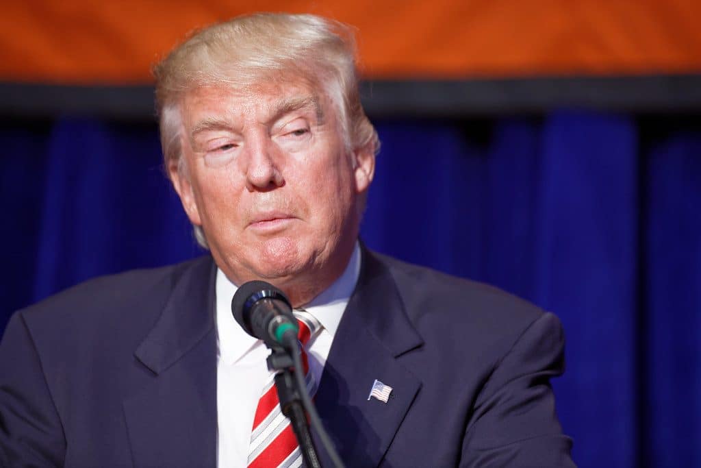 Po Izraelio smūgio naftos telkiniui kilo įtarimai: ar Trumpas vėl melavo?