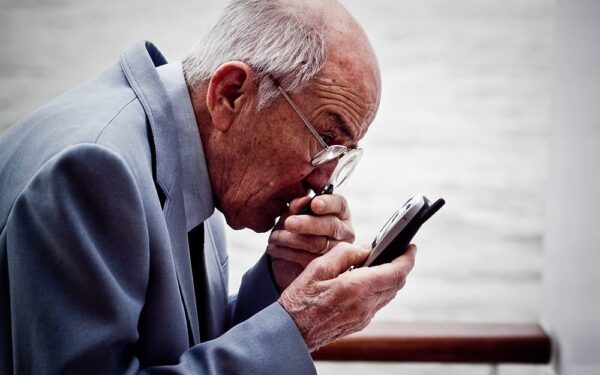 Stanfordo mokslininkai nustatė: senėjimas vyksta ne tolygiai, o dviem staigiais šuoliais