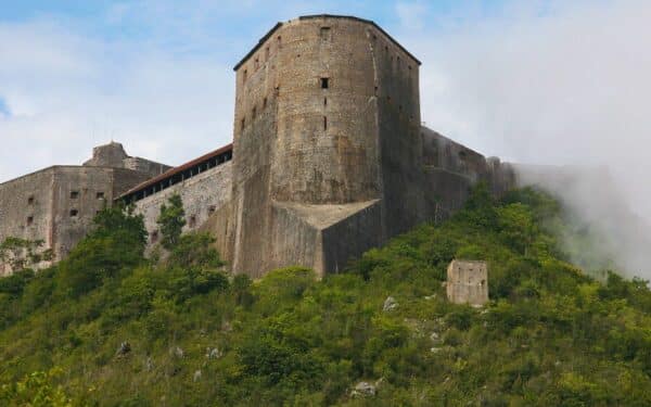 Haityje turistų srautas virto mirtina spūstimi: Laferrière’o tvirtovėje žuvo mažiausiai 30 žmonių