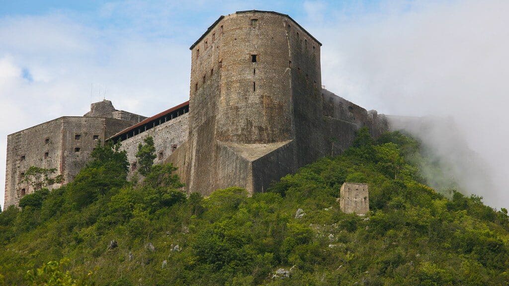 Haityje turistų srautas virto mirtina spūstimi: Laferrière’o tvirtovėje žuvo mažiausiai 30 žmonių