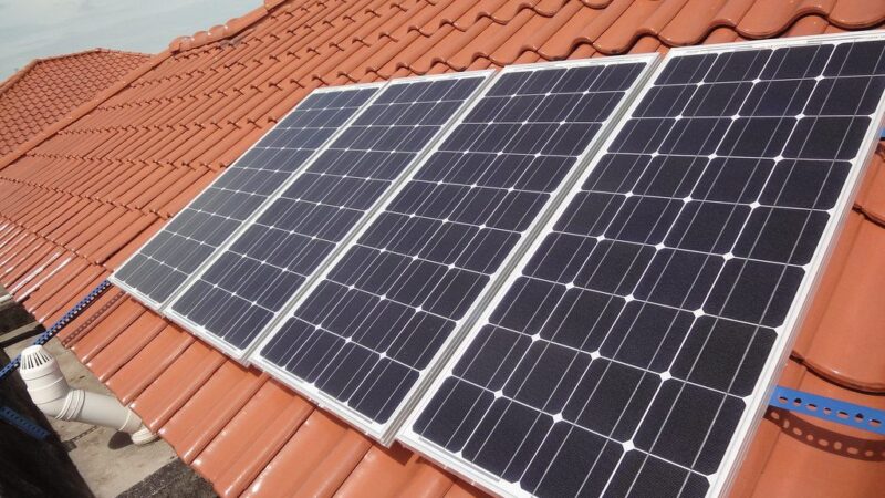 Energetinė krizė verčia keistis: naujuose namuose Anglijoje bus privaloma saulės energija