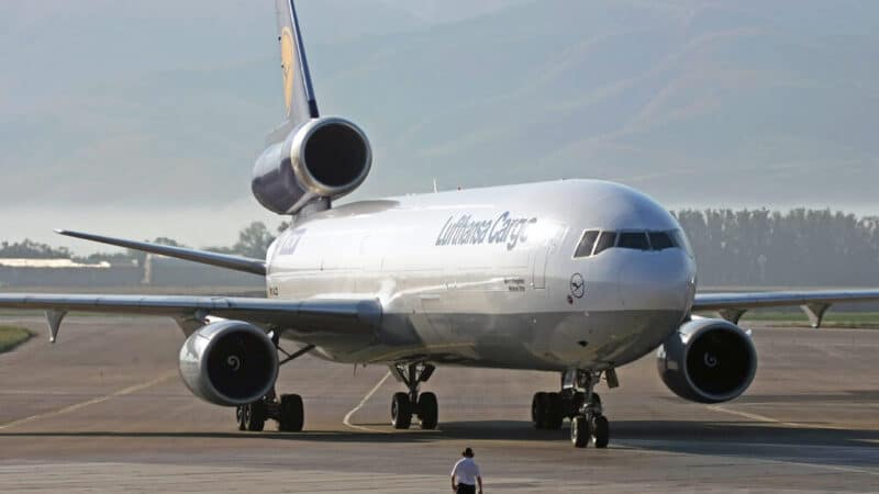 „Lufthansa“ keleivių laukia nauja streikų banga: dėl streikuojančių skrydžių palydovų bus vėl atšaukti šimtai skrydžių