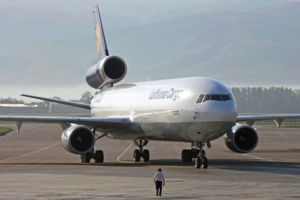 „Lufthansa“ keleivių laukia nauja streikų banga: dėl streikuojančių skrydžių palydovų bus vėl atšaukti šimtai skrydžių