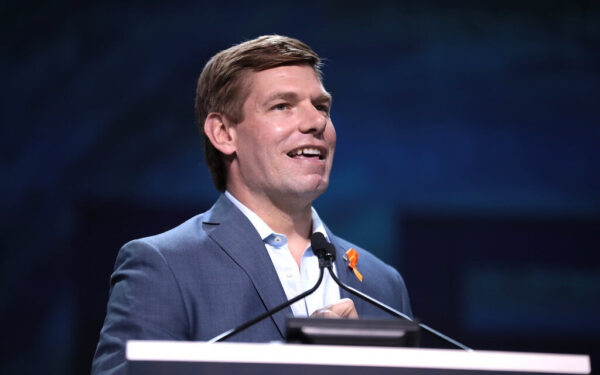 Skandalas, sukrėtęs Vašingtoną: kongresmenas Ericas Swalwellis traukiasi po kaltinimų seksualiniais išpuoliais