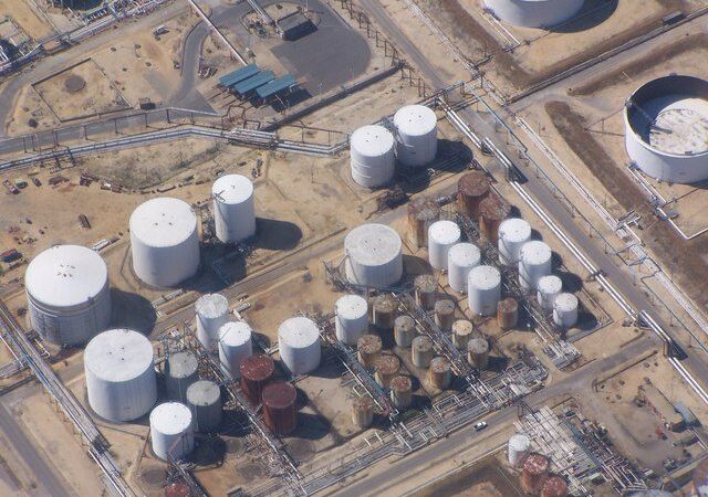 Ar tai dvigubas žaidimas? JAV švelnina sankcijas Irano naftai karo fone