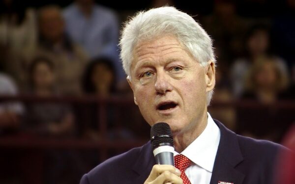 Davęs priesaiką, Billas Clintonas pareiškė nieko nežinojęs apie Epsteino nusikaltimus