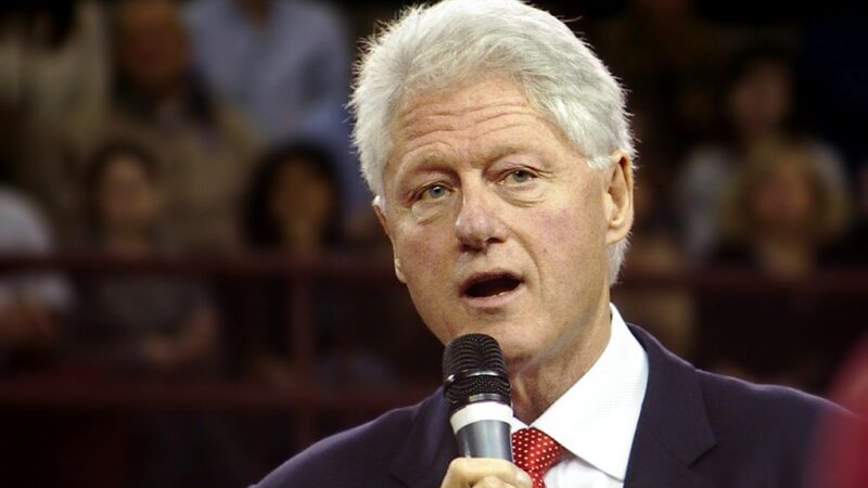 Davęs priesaiką, Billas Clintonas pareiškė nieko nežinojęs apie Epsteino nusikaltimus