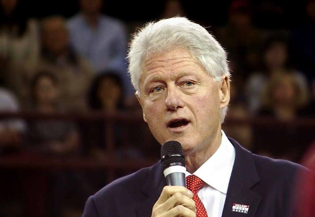 Davęs priesaiką, Billas Clintonas pareiškė nieko nežinojęs apie Epsteino nusikaltimus