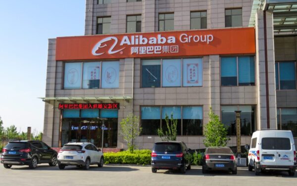 „Alibaba” per metus atleido trečdalį darbuotojų, bendrovė telkiasi ties dirbtinio intelekto plėtra