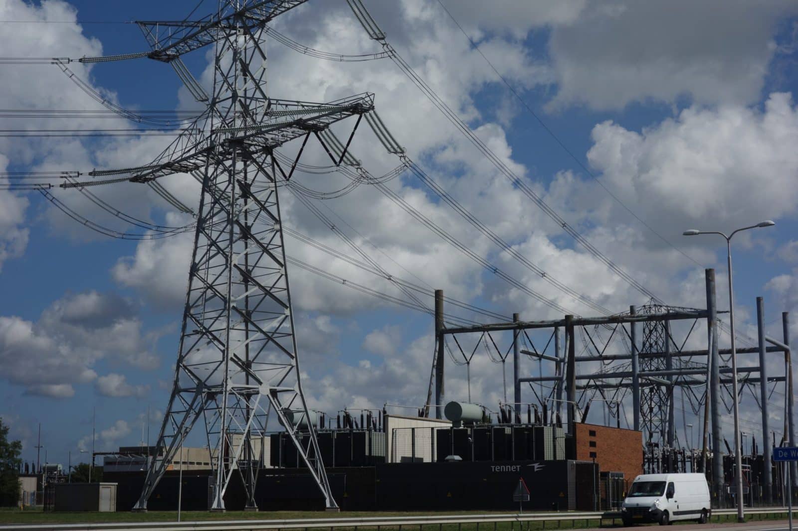 „TenneT“ investuos dešimtis milijardų: Europos elektros tinklai plečiami milžinišku tempu