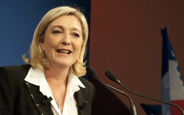 Kas iš tiesų pelnosi iš brangstančios naftos: Le Pen meta kaltinimus ir žada veiksmus