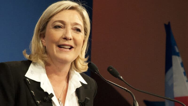 Kas iš tiesų pelnosi iš brangstančios naftos: Le Pen meta kaltinimus ir žada veiksmus