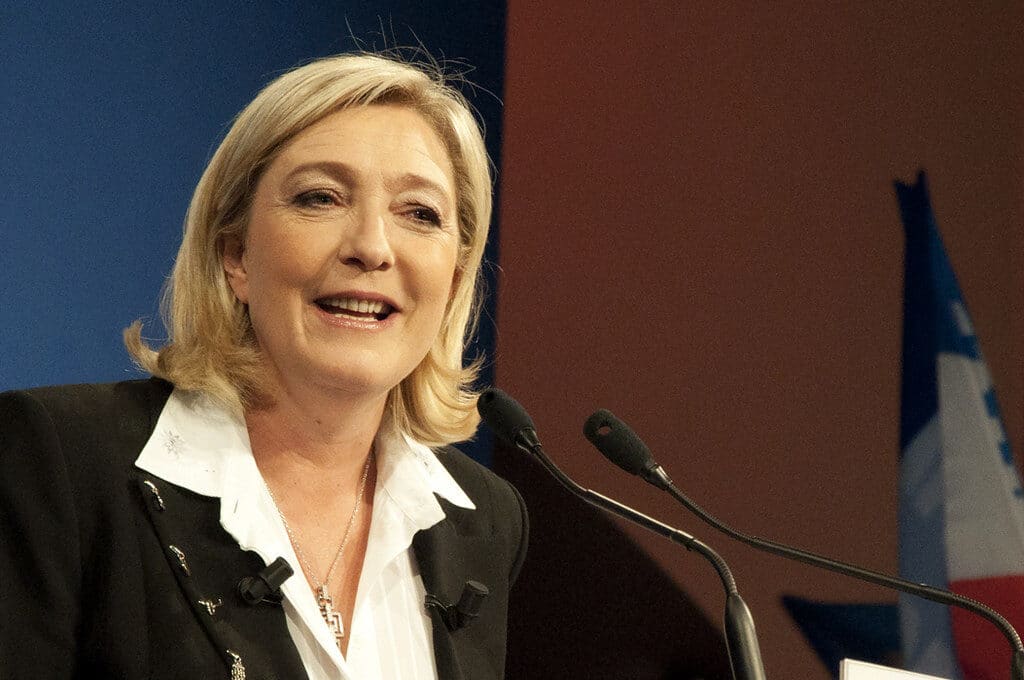Kas iš tiesų pelnosi iš brangstančios naftos: Le Pen meta kaltinimus ir žada veiksmus