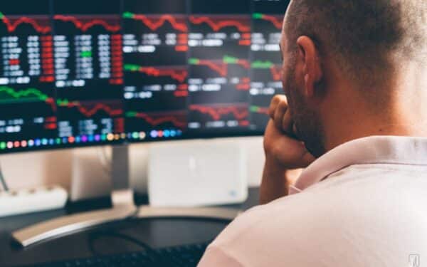 Milijonai iš karo: kaip smūgiai Iranui pavirto aukso kasykla statymų rinkose