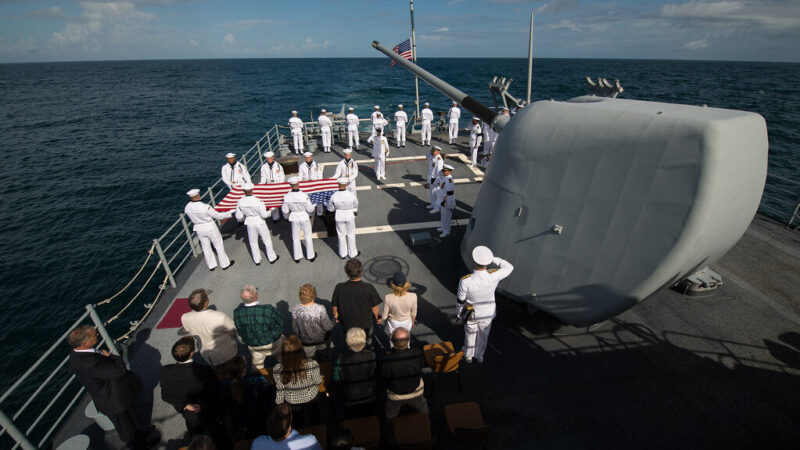 JAV kariuomenė skelbia apie veikiančią jūrų blokadą – Iranas faktiškai atkirstas nuo jūros