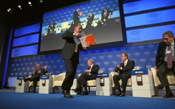 Davoso šešėlis: Pasaulio ekonomikos forumo lyderis palieka postą dėl Epsteino skandalo