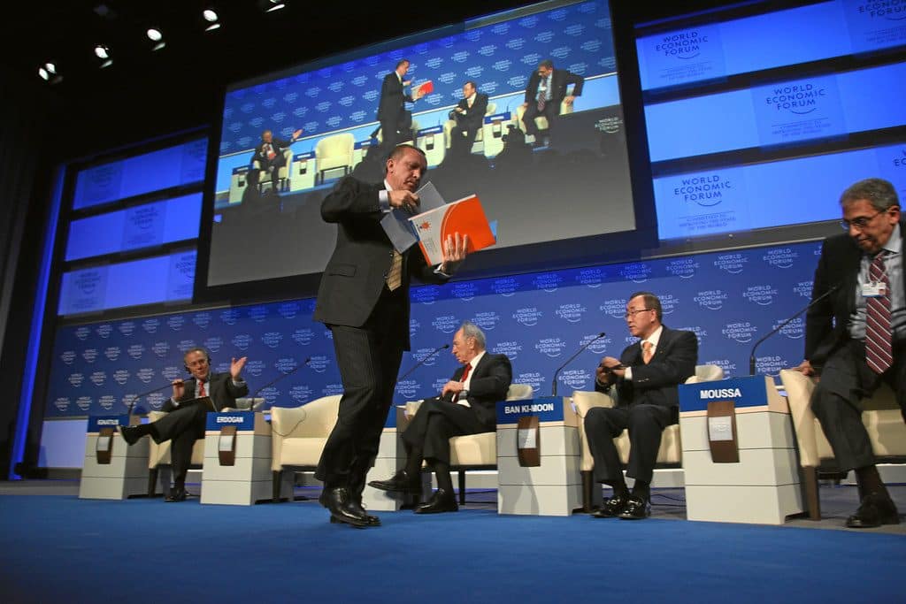 Davoso šešėlis: Pasaulio ekonomikos forumo lyderis palieka postą dėl Epsteino skandalo
