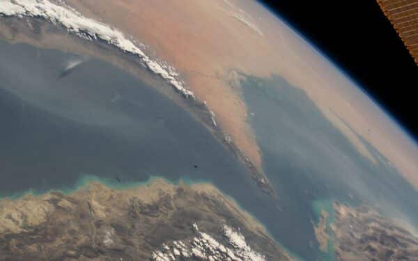 Kol pasaulis stebi įtampą Persijos įlankoje, du laivai atliko rizikingą manevrą