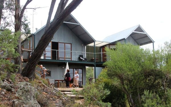 Gyvenimas be elektros sąskaitų: parodė, kiek kainuoja gyventi be elektros tinklų