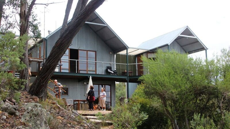 Gyvenimas be elektros sąskaitų: parodė, kiek kainuoja gyventi be elektros tinklų