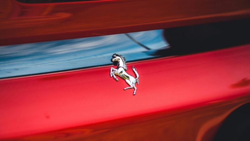 Elektrinė ateitis ar benzino romantika? „Lamborghini“ skeptiška, o „Ferrari“ rizikuoja