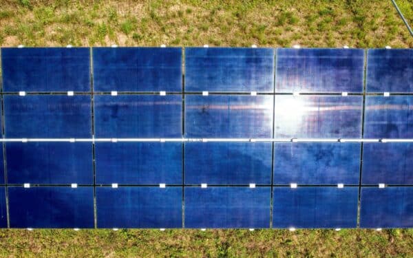 Ragina atsisakyti saulės baterijų: atskleistas netikėtas žaliosios energetikos poveikis