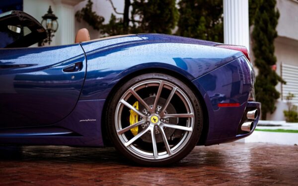 Skurdžius apsimetęs milijonieriumi? „Ferrari“ vairavęs „benamis“ įsipainiojo į milijoninę aferą