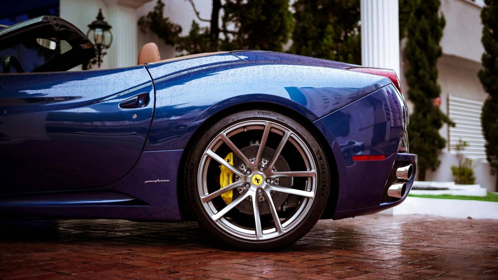 Skurdžius apsimetęs milijonieriumi? „Ferrari“ vairavęs „benamis“ įsipainiojo į milijoninę aferą