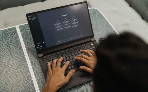 Ar kiekvienas galės kurti su dirbtiniu intelektu? „Tether“ mažina technologinius barjerus