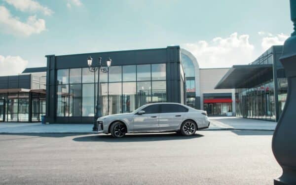 Elektromobilių rinka kaista: nauji žaidėjai vis agresyviau spaudžia lyderius ir keičia jėgų balansą