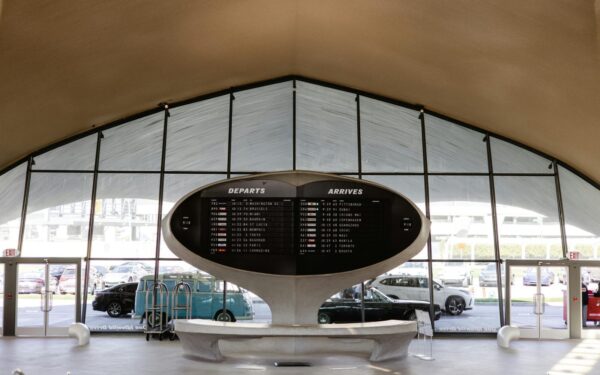 Oro uostas nusitaikė į keleivių aprangą: pižamos ir „Crocs“ čia nepageidaujami