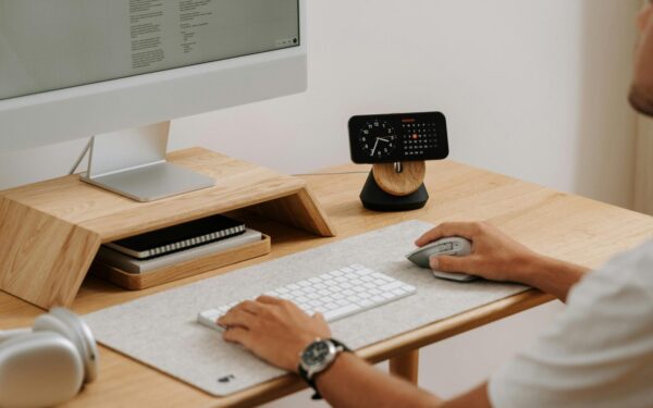 Atrinktoms įmonėms reikės pateikti sėdėjimo ir stovėjimo darbe prevencijos teminę ataskaitą