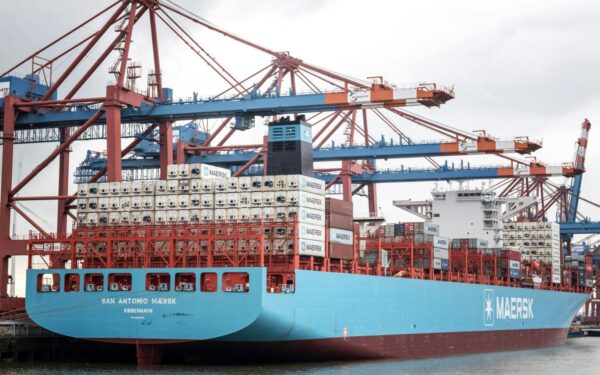 Įtampa Persijos įlankoje talžo logistiką: „Maersk“ stabdo laivybos maršrutus