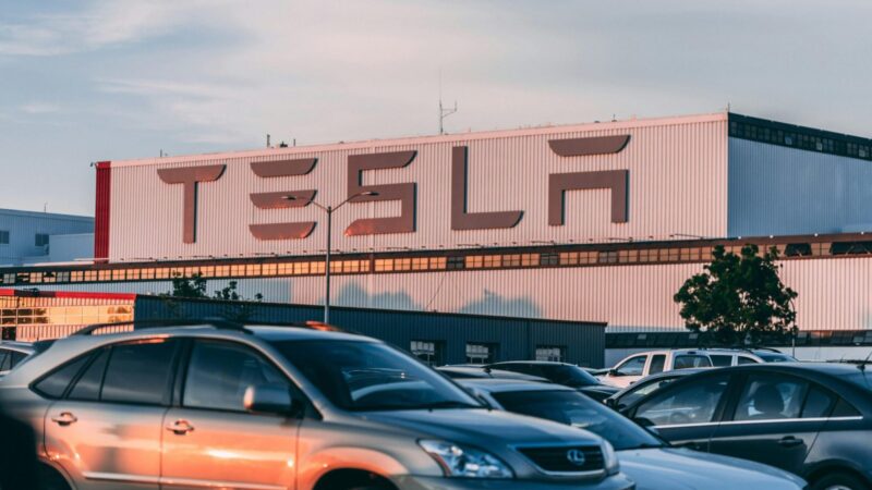 Elektromobilių rinka Europoje auga, tačiau „Tesla“ susiduria su rimtomis problemomis