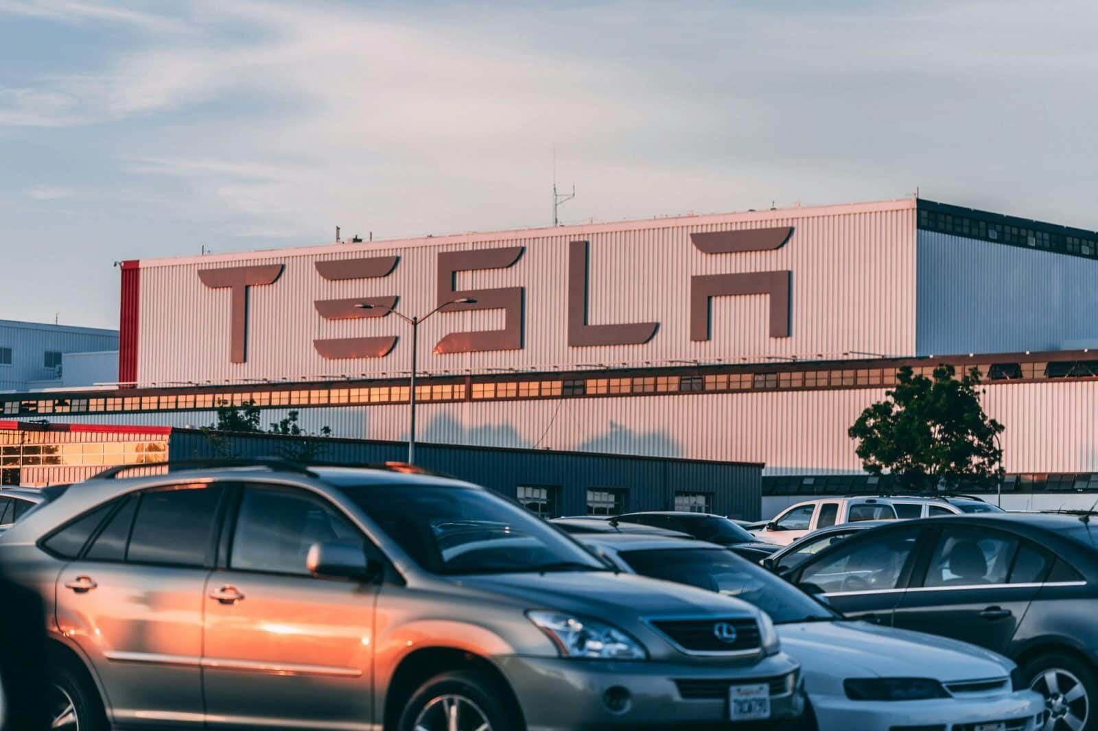 „Tesla“ dėmesys robotams ir autonomijai auga, tačiau automobilių rezultatai kelia klausimų