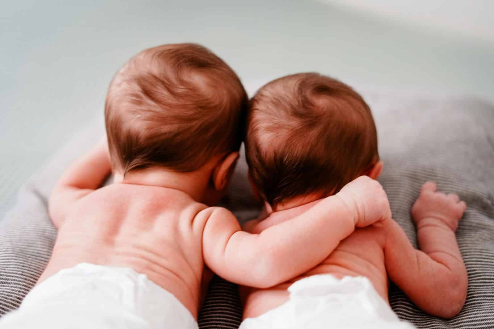 Gimstamumas krenta, sprendimų nėra: Lietuva įstrigo pavojinguose spąstuose