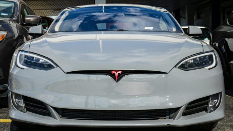 Pirmoji šalis Europoje: Nyderlandai atveria kelią „Tesla“ sukurtai autonominio vairavimo sistemai