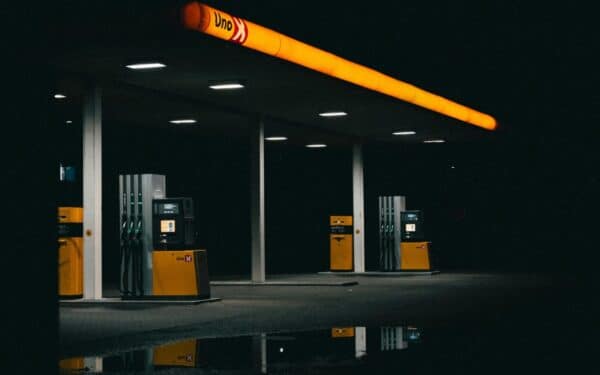 Pigūs degalai, brangios pasekmės – Lenkijos kainų reguliavimas stumia autostradų degalines į nuostolius