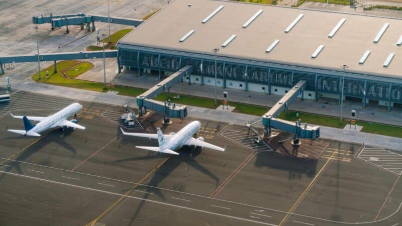 Aviacijos sektorius skambina pavojaus varpais: dėl kuro trūkumo gali brangti ir retėti vasaros skrydžiai