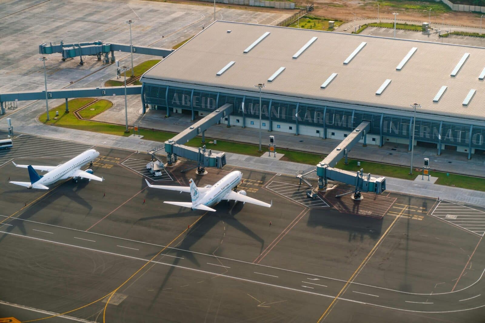 Aviacijos sektorius skambina pavojaus varpais: dėl kuro trūkumo gali brangti ir retėti vasaros skrydžiai