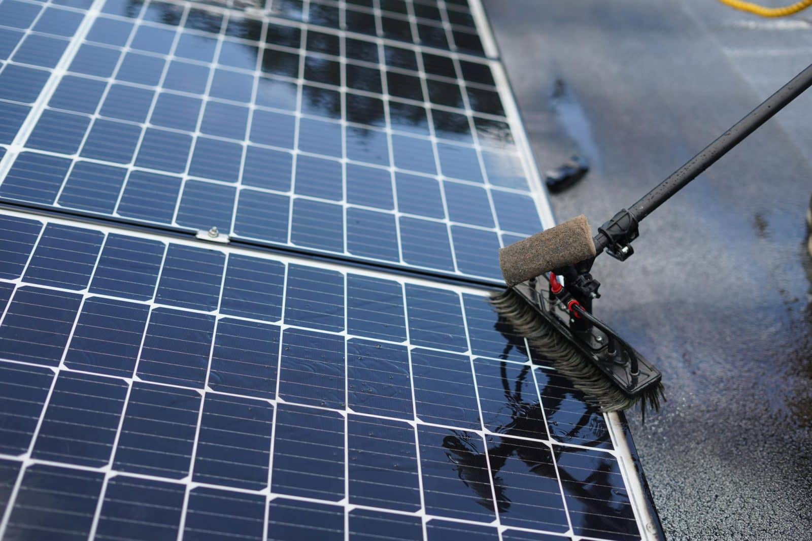 Ekspertai įspėja saulės elektrinių savininkus: viena detalė gali mažinti jų našumą