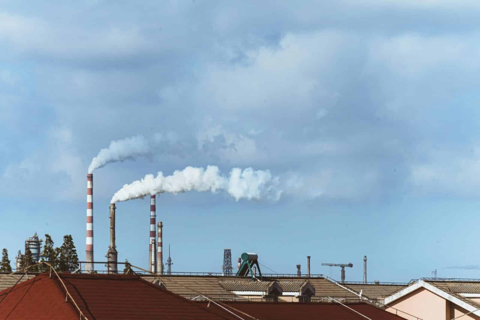 Briuselis keičia taršos leidimų prekybą: pažadas sulaikyti kainų šuolį suerzino žaliuosius