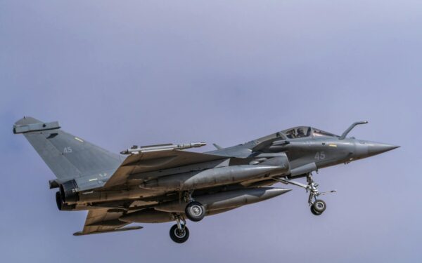 Prancūzija dislokavo naikintuvus virš JAE, kad apsaugotų savo karines bazes