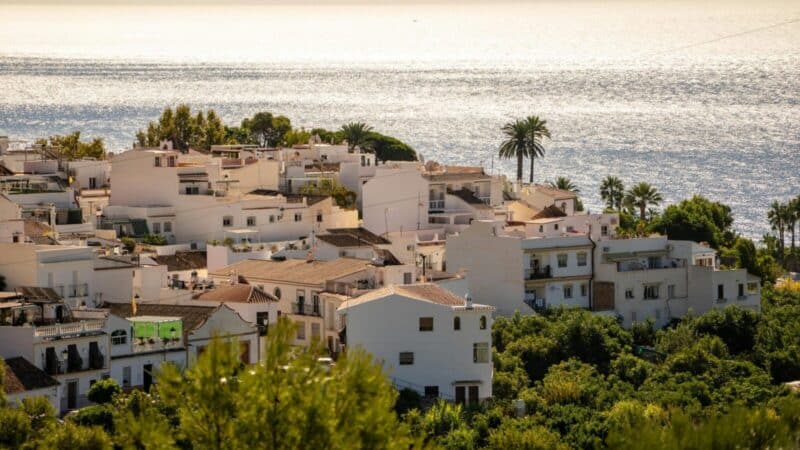 Lietuviai masiškai perka būstus pietuose: ar tai tikrai gera investicija?